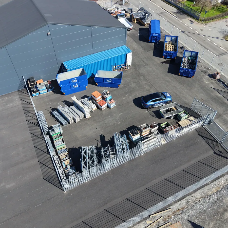 Drönarbild över materialgården i Surte med containrar och byggmaterial