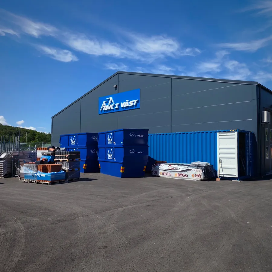 Tak i Västs verksamhetslokal i Surte med lagercontainrar