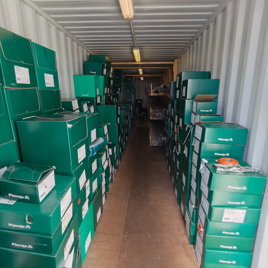 Container med plåtdetaljer och material från Plannja