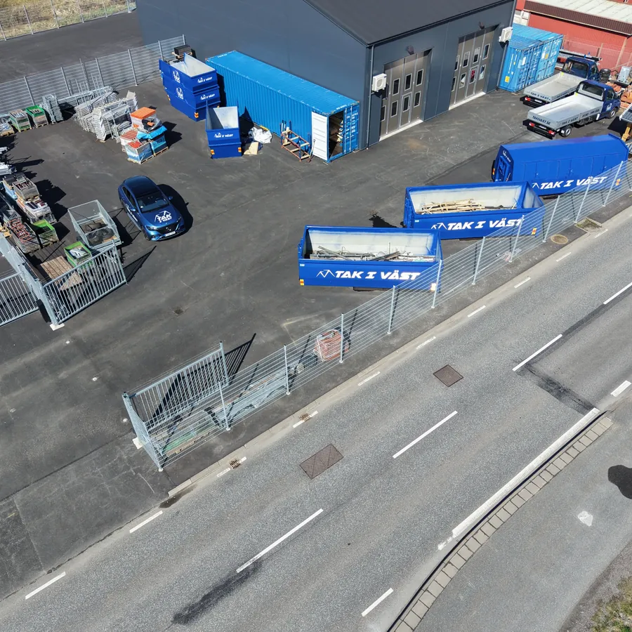 Drönarbild över materialgården med containrar vid infarten