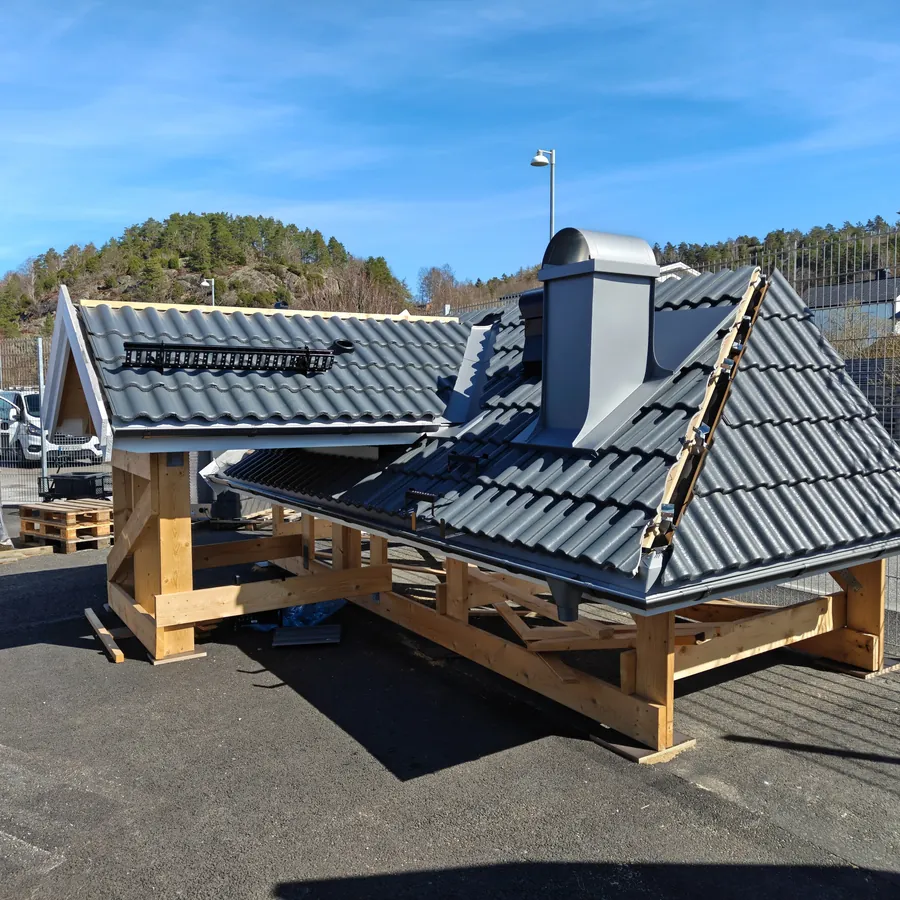 Mörkt betongtak med takkupa klädd i plåt